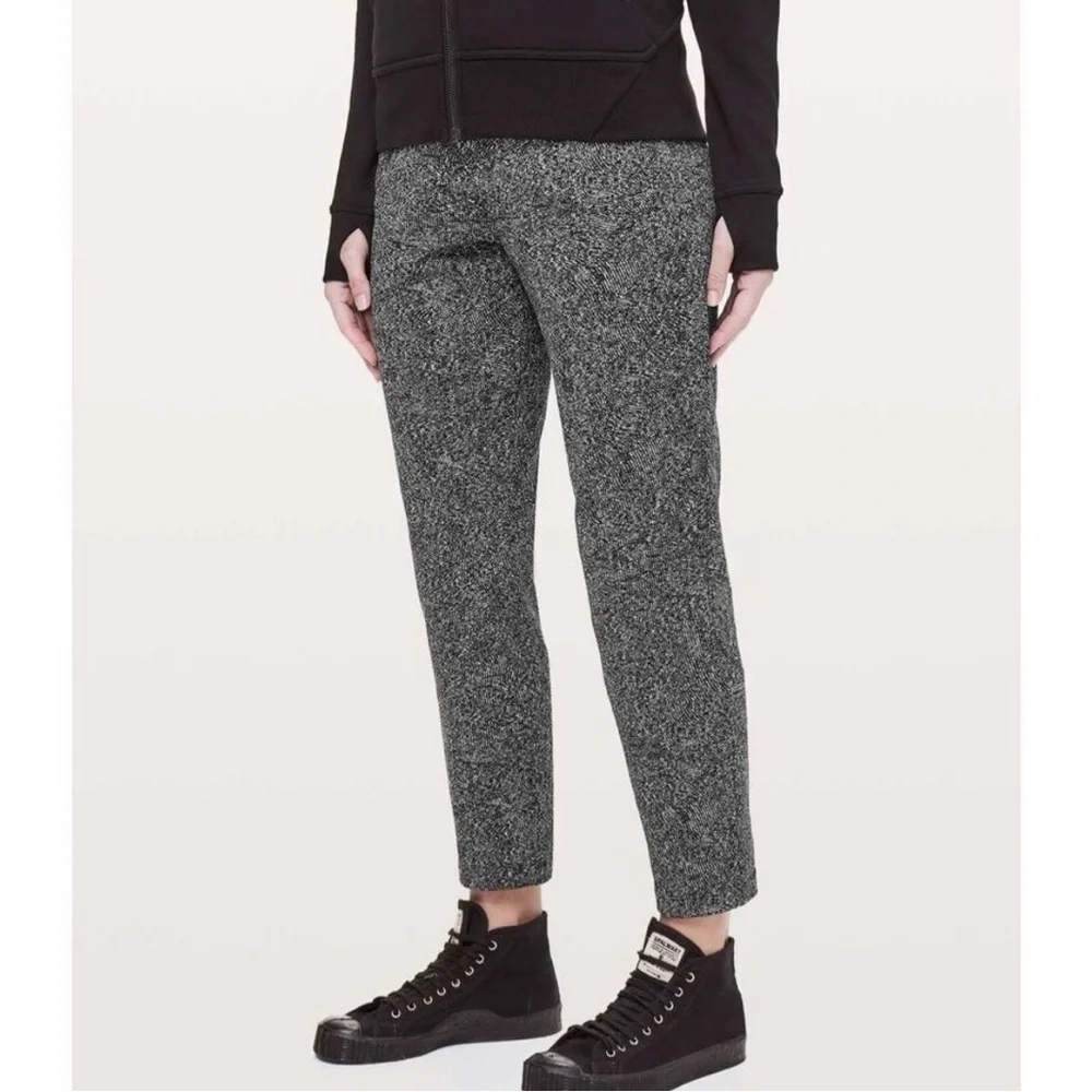 Lululemon Women’s On The Fly joggers black and white feathered jacquard Size 2